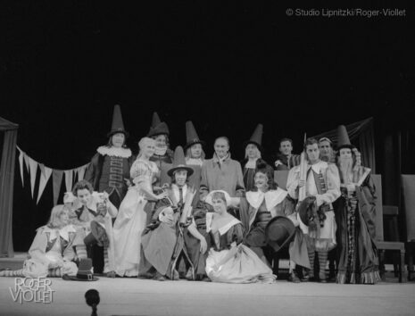 Jean Vilar, metteur en scène, au centre de sa troupe, dans Le Malade imaginaire de Molière. Paris, TNP, novembre 1957