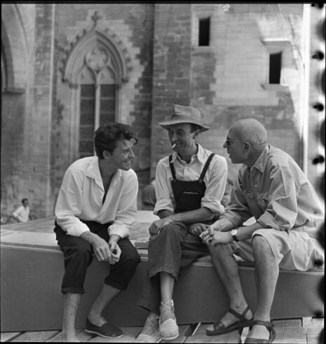Gérard Philipe, Jean Vilar et Léon Gischia dans la cour du Palais des Papes (1952)