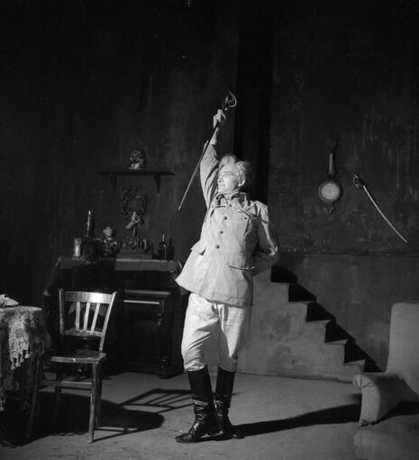 Jean Vilar dans La Danse de mort de Strindberg. Paris, Studio des Champs-Elysées, novembre 1948.