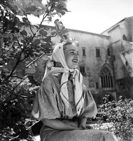 Jeanne Moreau dans les jardins de la Cour d'honneur du Palais des papes