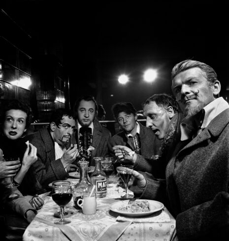La troupe au café du Coq après une représentation de Ruy Blas (1954)