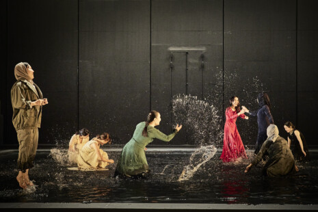 Photo 4 Les comédiennes jouant dans l'eau